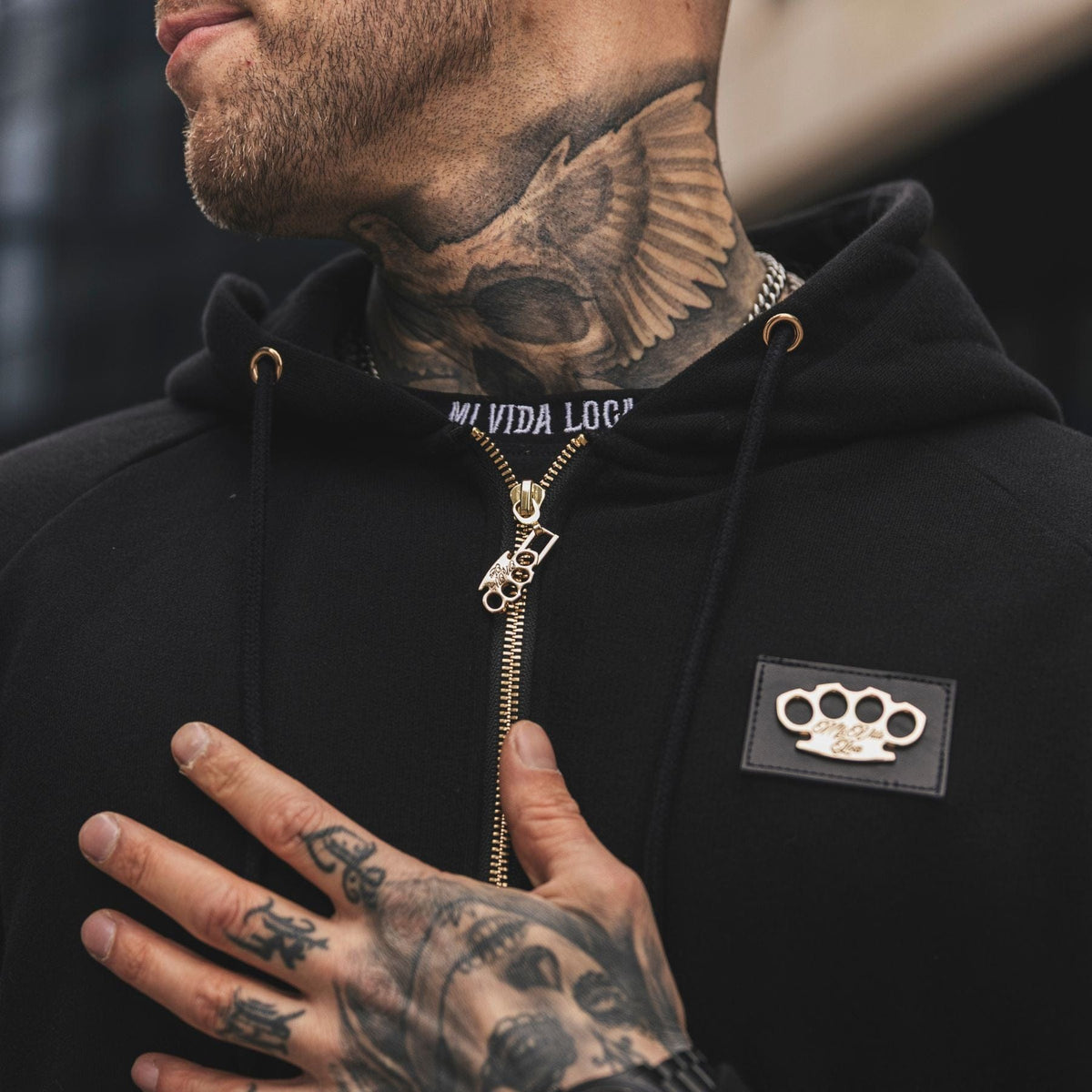 Close-up van de LFR hoodie gedragen, met Mi Vida Loca tekst in de capuchon en gouden MVL logo
