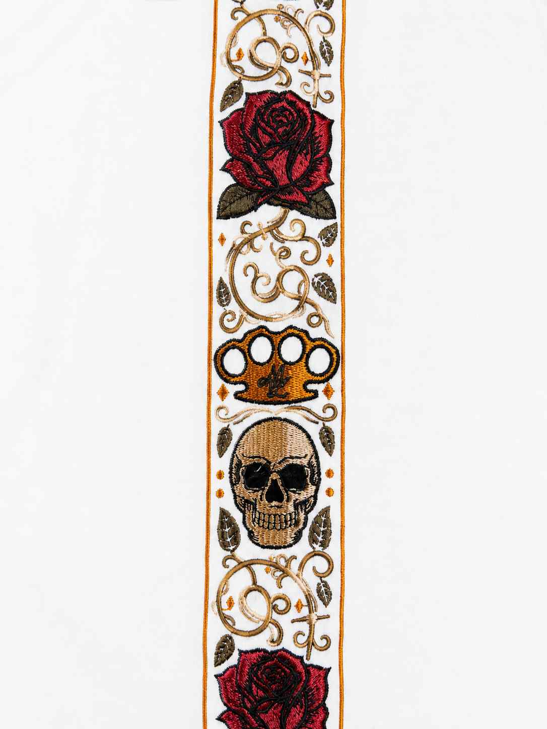 Nahaufnahme des Calavera Bands mit Rosen, Totenkopf und goldenem MVL-Logo auf Weiß