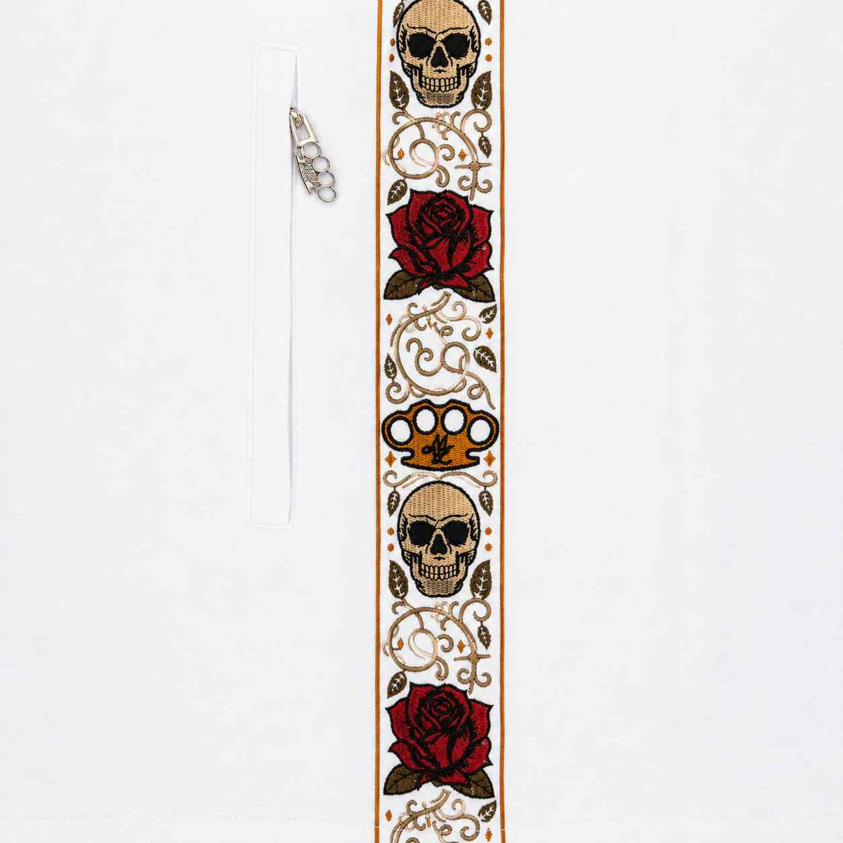 Primer plano de la banda lateral Calavera con calaveras, rosas rojas y logo MVL junto a la cremallera