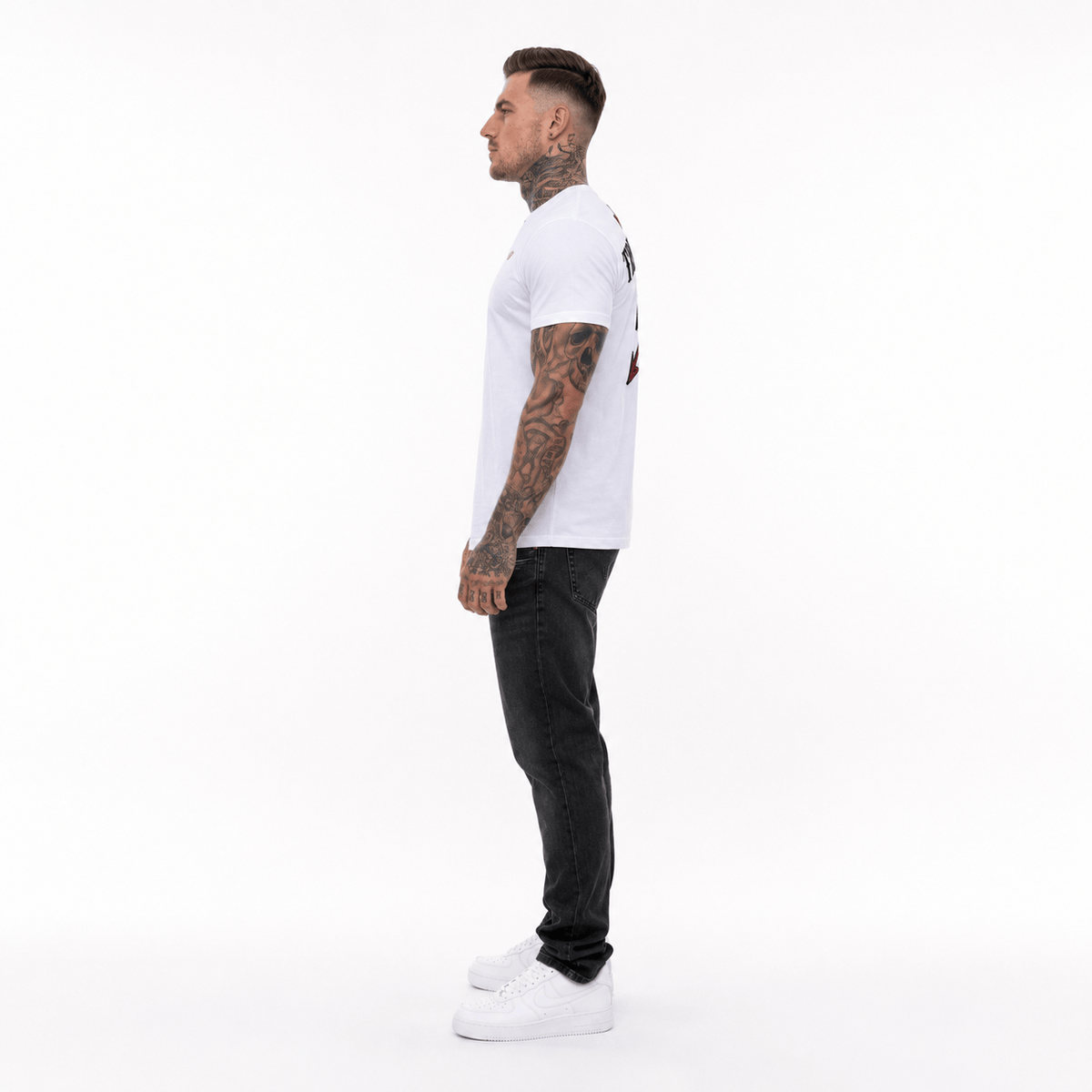 Trust nobody Embroidery T-Shirt weiß, getragen von Model mit schwarzer Jeans, Seitenansicht