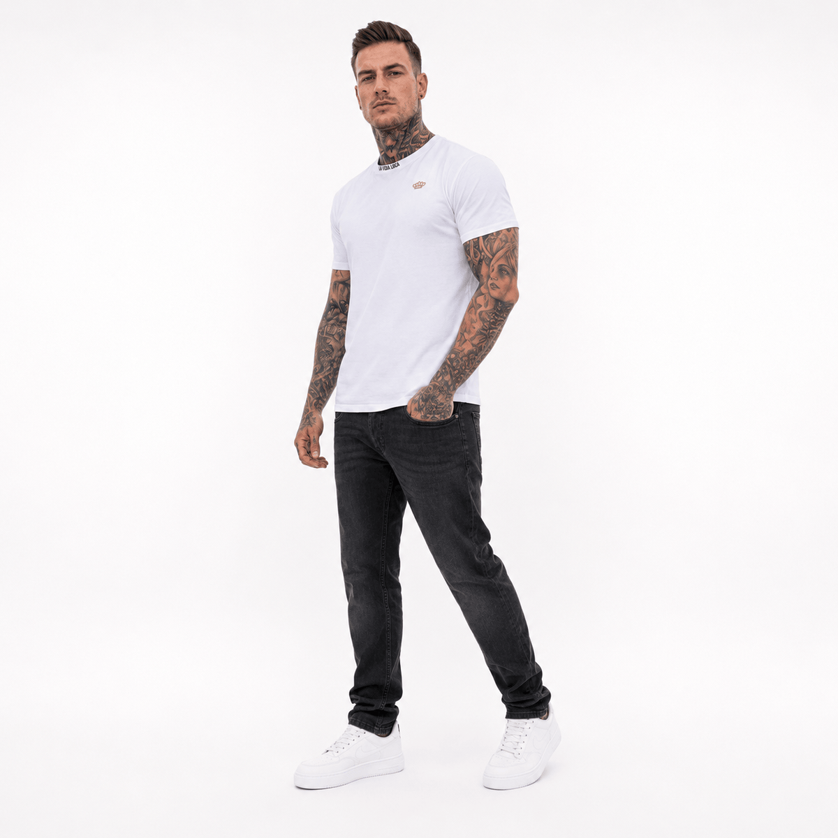 Trust nobody Embroidery T-Shirt weiß, getragen von Model, Vorderseite schräg mit goldenem MVL-Logo auf der Brust