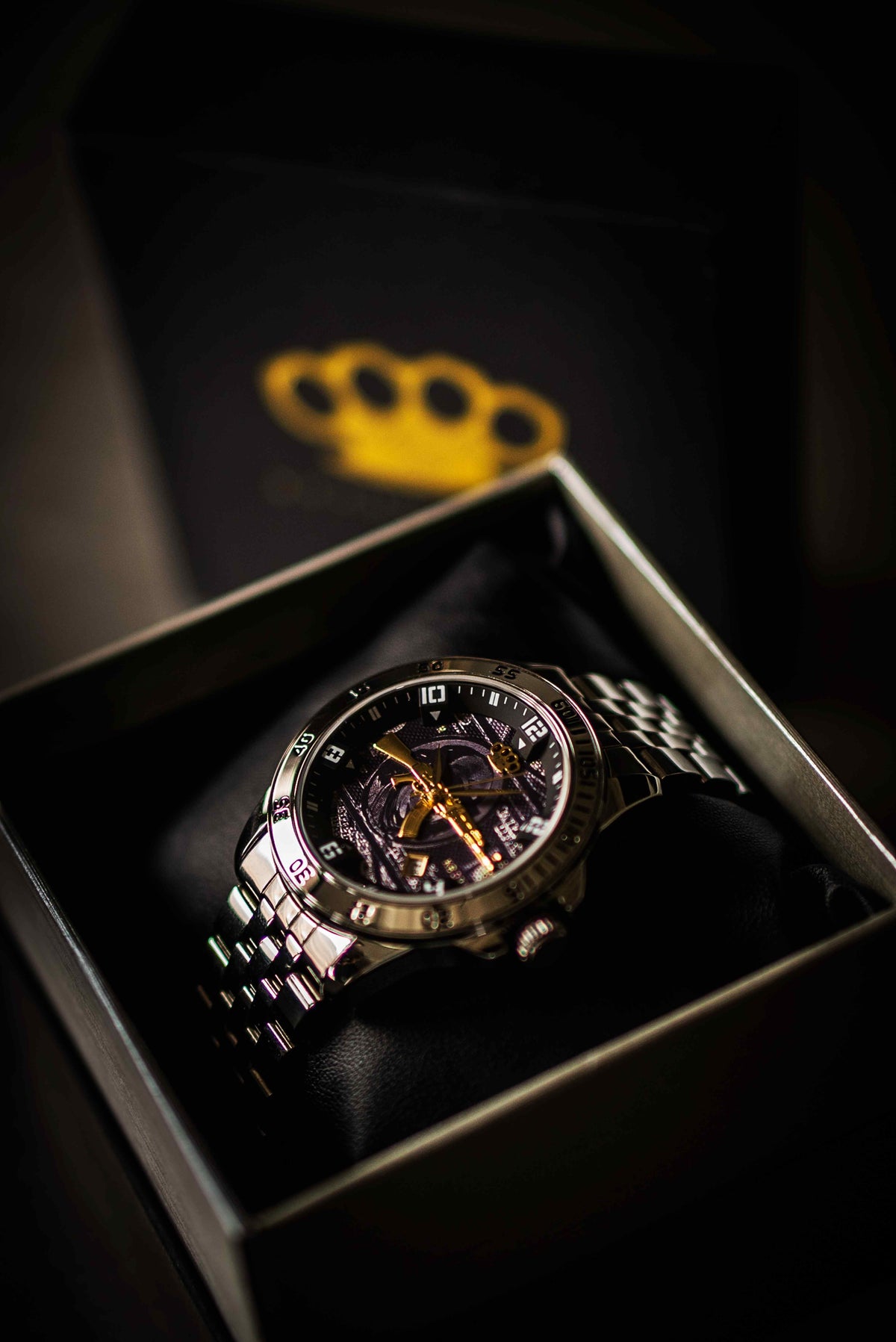 Zilveren MVL AK47 horloge in open geschenkdoos met gouden MVL logo
