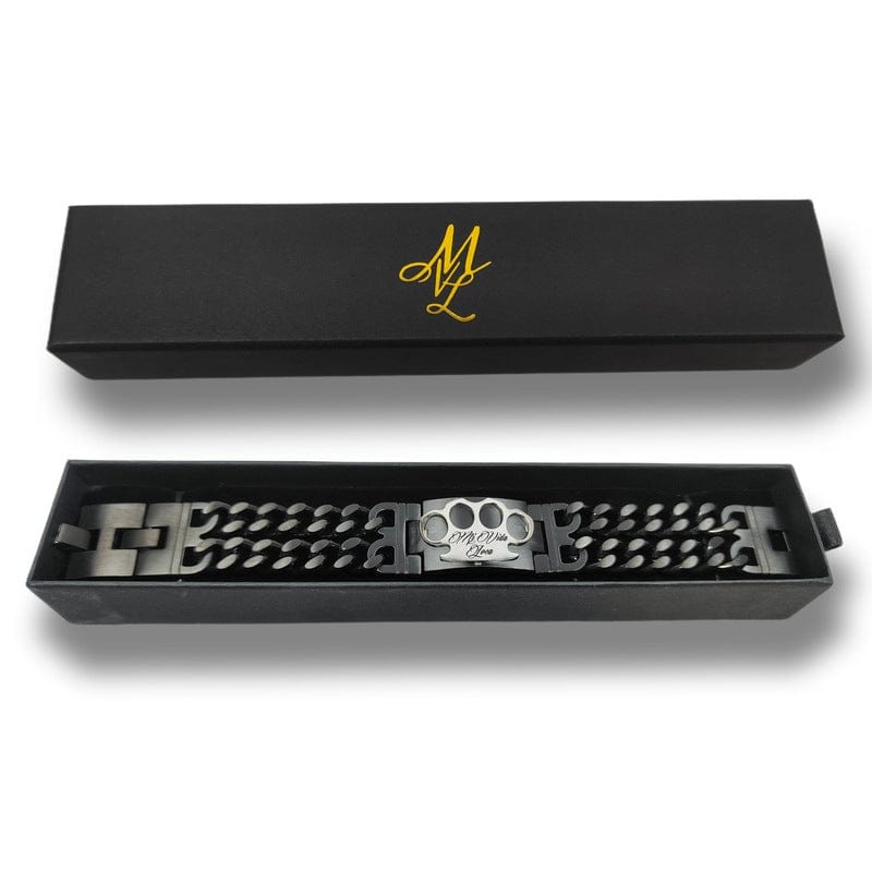 Mi Vida Loca armband in zwart en zilver met zilveren MVL logo plaat, in de geopende zwarte MVL doos