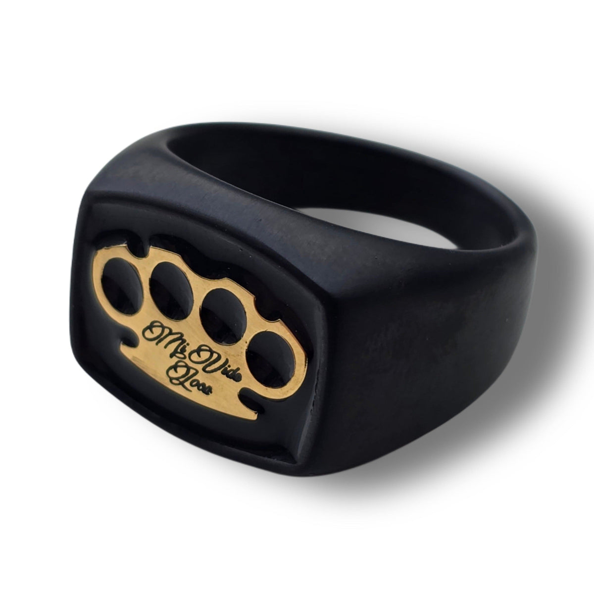 Mi Vida Loca Siegelring schwarz/gold, mattschwarzer Siegelring mit 18 Karat vergoldetem MVL-Logo, Schrägansicht
