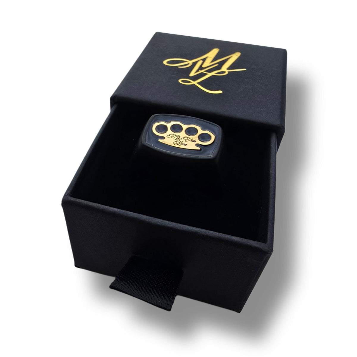 MVL Siegelring schwarz/gold in der offenen Ringbox mit goldenem MVL-Monogramm auf dem Deckel