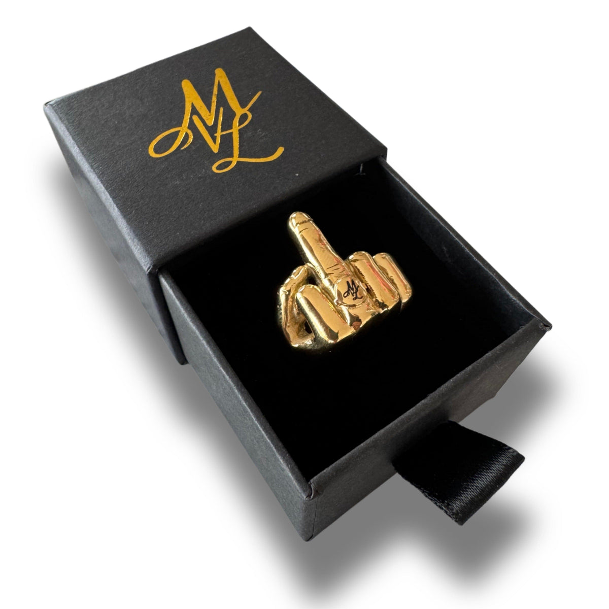 Mi Vida Loca MVL middle finger ring goud in open zwarte ringdoos met ML-monogram