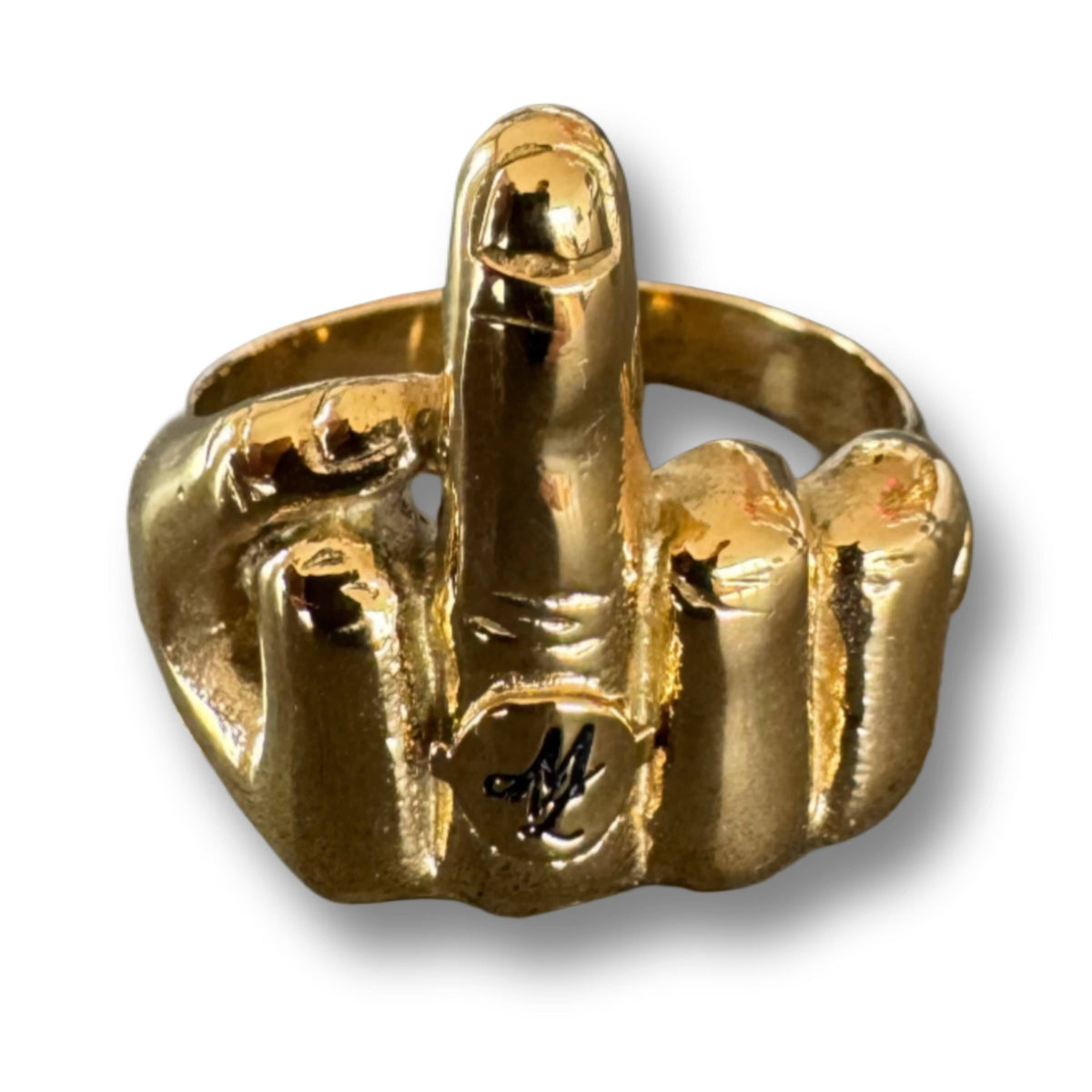 Close-up van de gouden MVL middle finger ring met ML-monogram op de ring