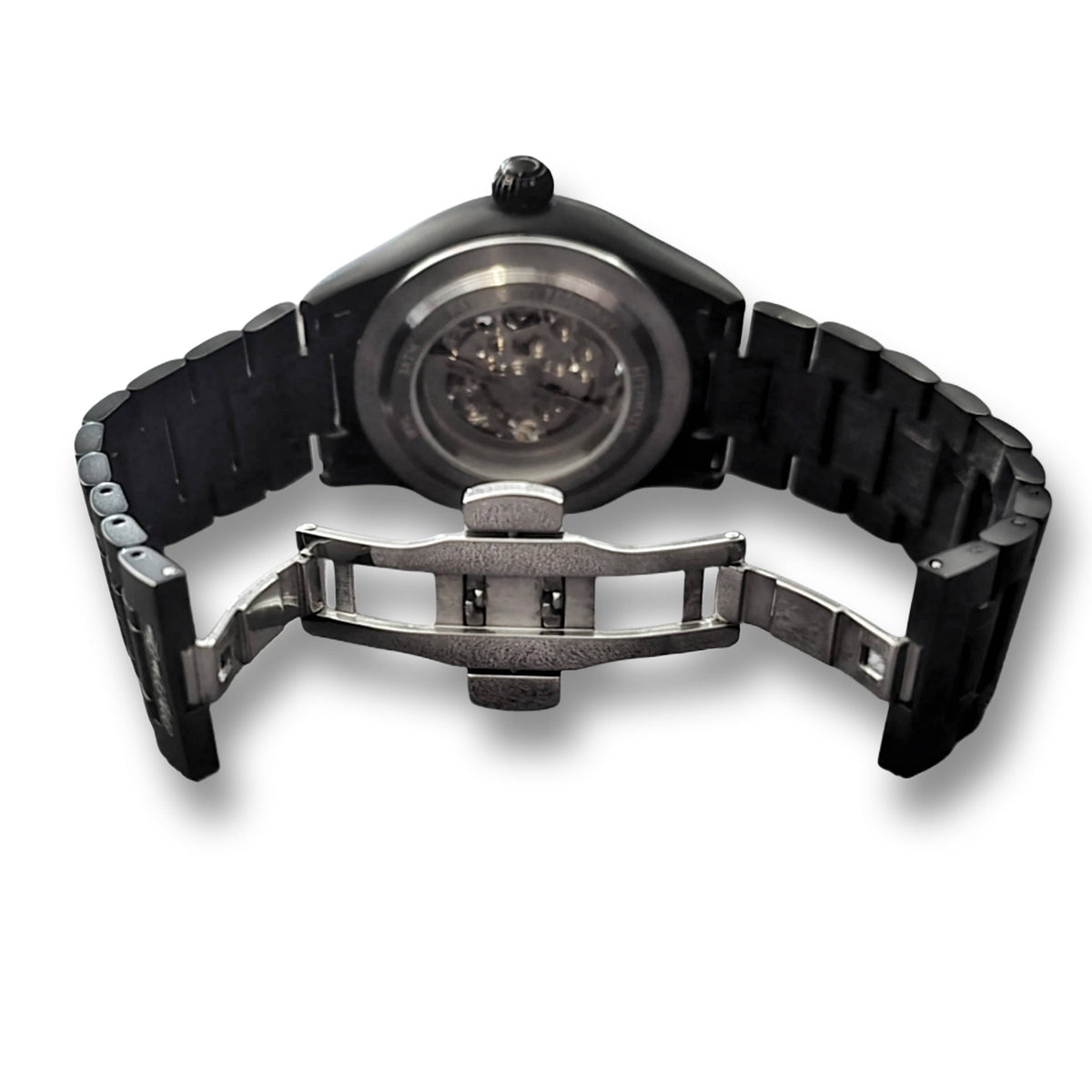 Parte trasera del reloj MVL Double skull negro mate con el cierre desplegable abierto de la correa de eslabones