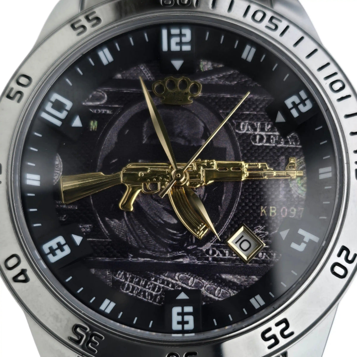 Close-up van de wijzerplaat van het zilveren MVL AK47 horloge met gouden AK47 en datumvenster
