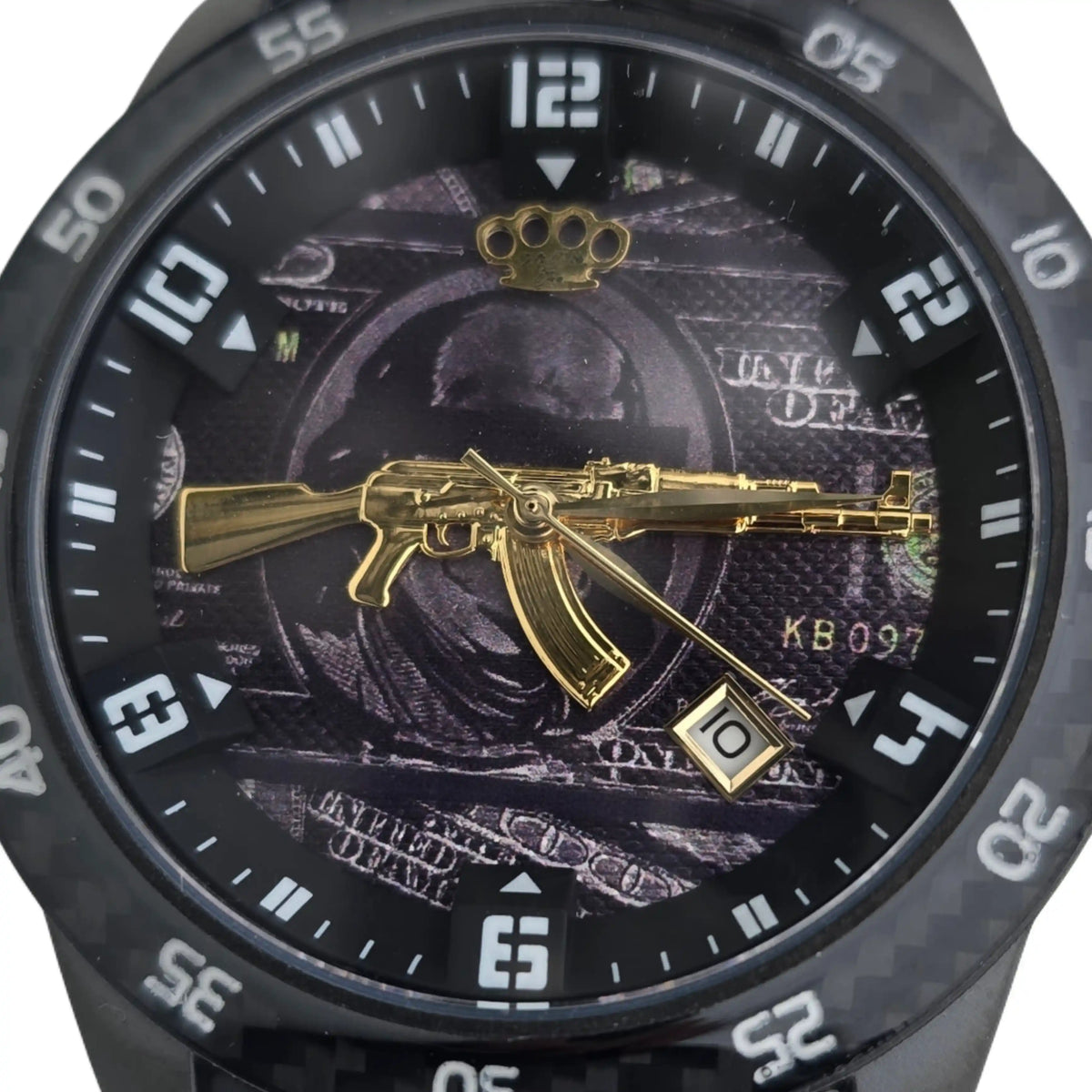 Gros plan du cadran de la montre MVL AK47 avec AK47 dorée, logo MVL et lunette carbone