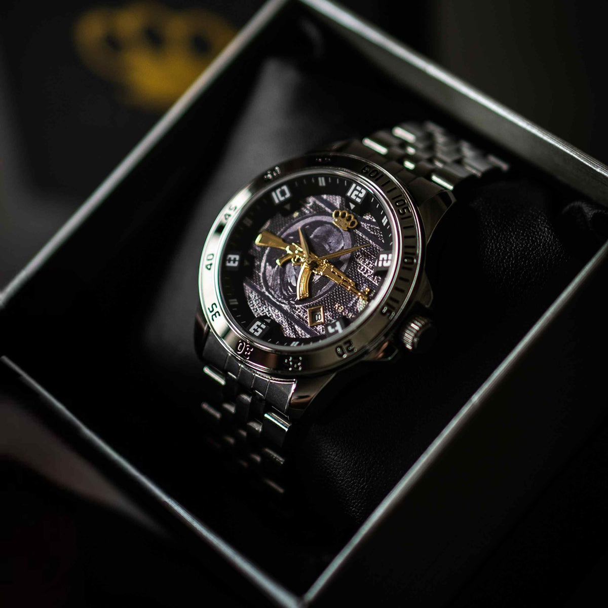 Mi Vida Loca AK47 automatisch horloge zilver met gouden AK47 op de wijzerplaat, in de horlogedoos
