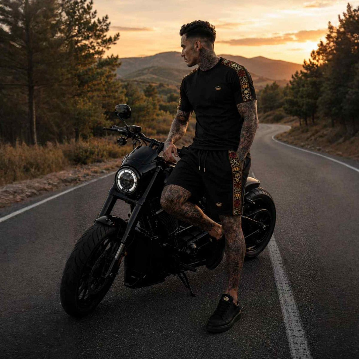 Modelo sentado en una moto con el pantalón corto MVL Calavera negro con banda bordada