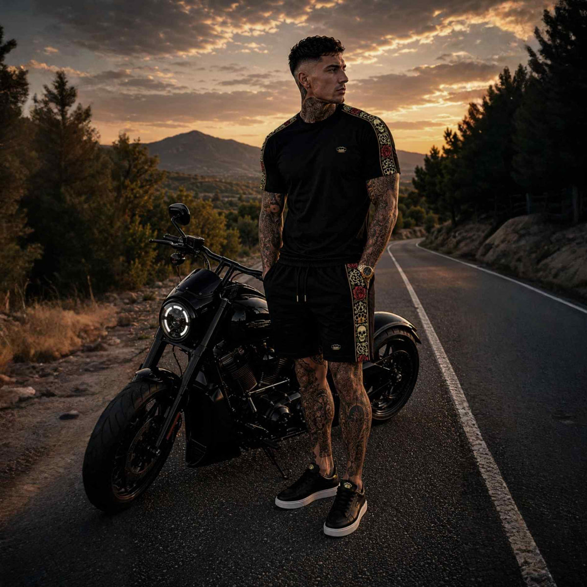 Koszulka Calavera czarna i szorty na modelu przed motocyklem na drodze, przód