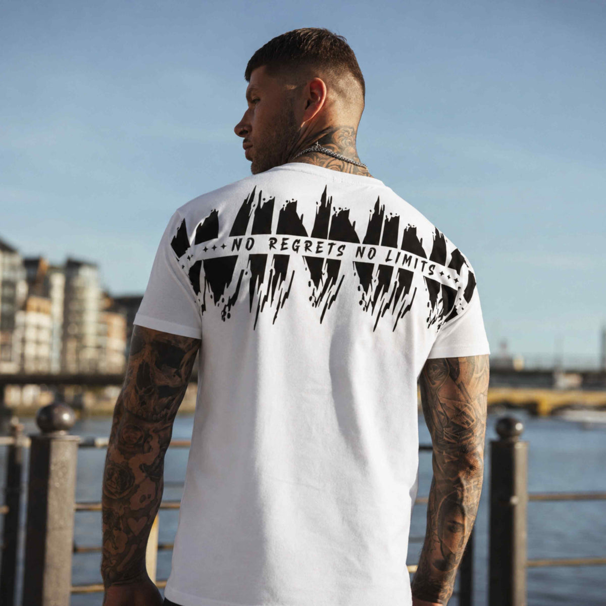 Model van achteren in het witte MVL Winning T-shirt met backprint aan het water