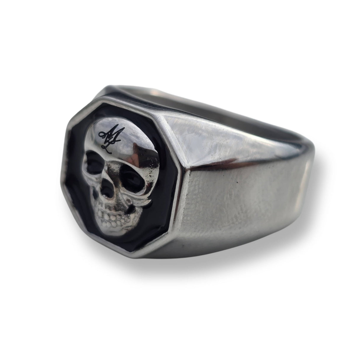 Anillo Mi Vida Loca MVL 3D Skull plateado con calavera y monograma MVL en cabeza octogonal negra, vista lateral