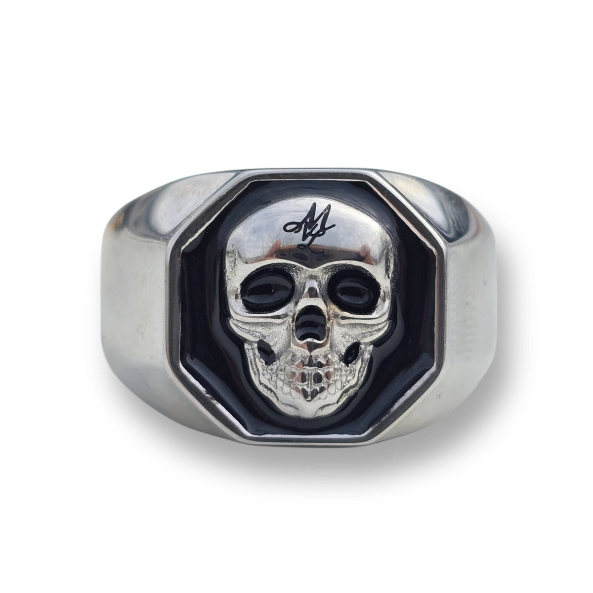 Vista frontal del anillo MVL 3D Skull plateado con calavera en relieve sobre fondo negro en la cabeza