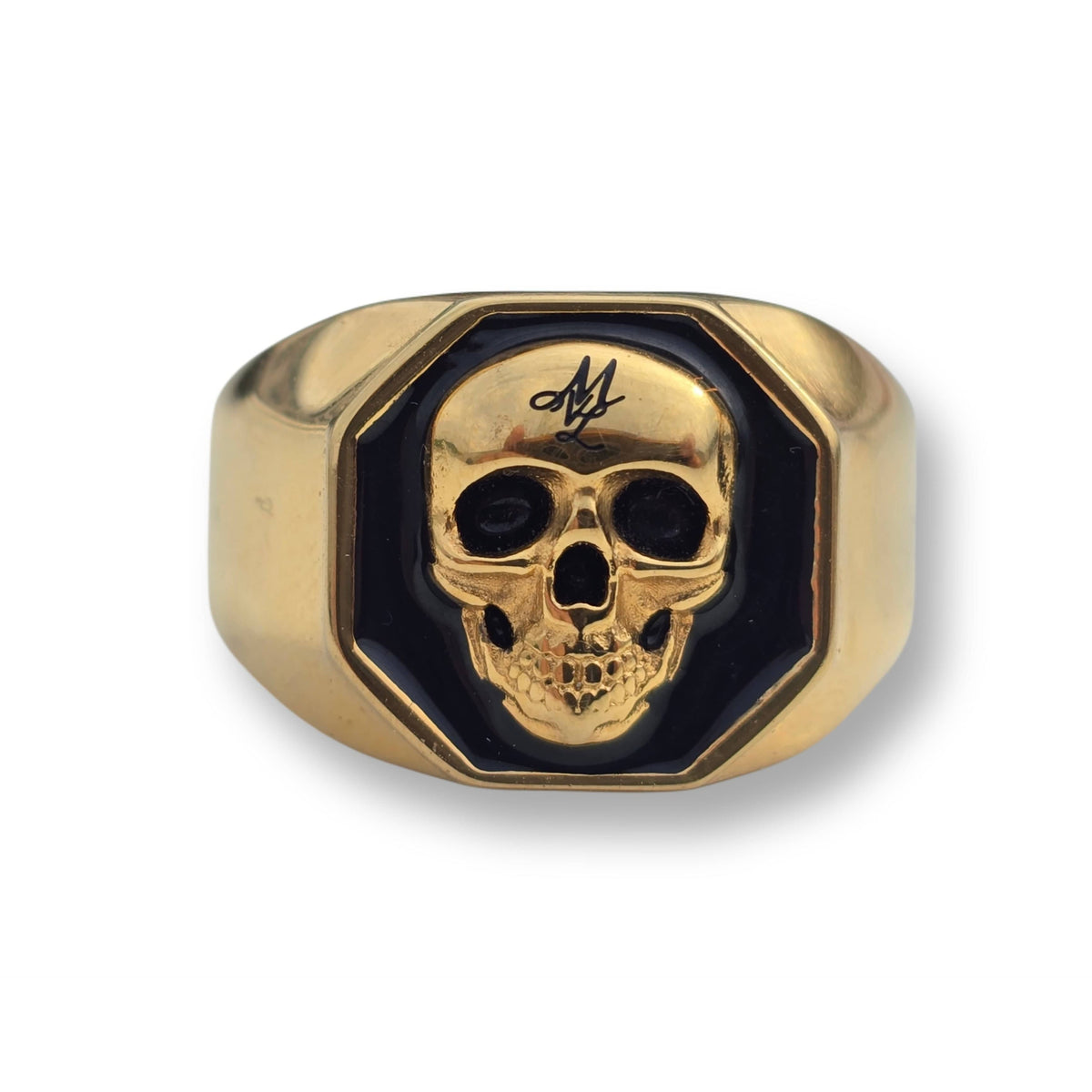 Vooraanzicht van de gouden MVL 3D Skull ring met 3D doodskop op zwart vlak