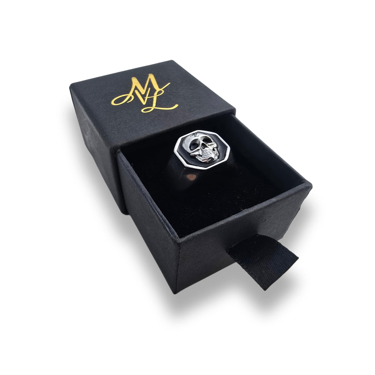 Anillo MVL 3D Skull plateado en el estuche negro abierto con monograma MVL dorado