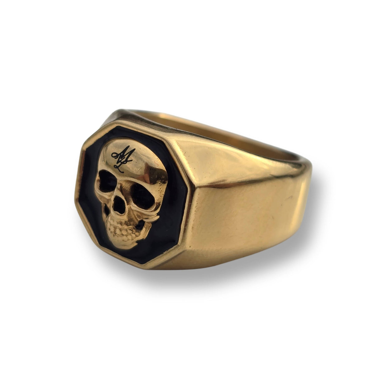 Mi Vida Loca MVL 3D Skull ring goud met zwarte achthoekige plaat en ML-monogram, zijaanzicht