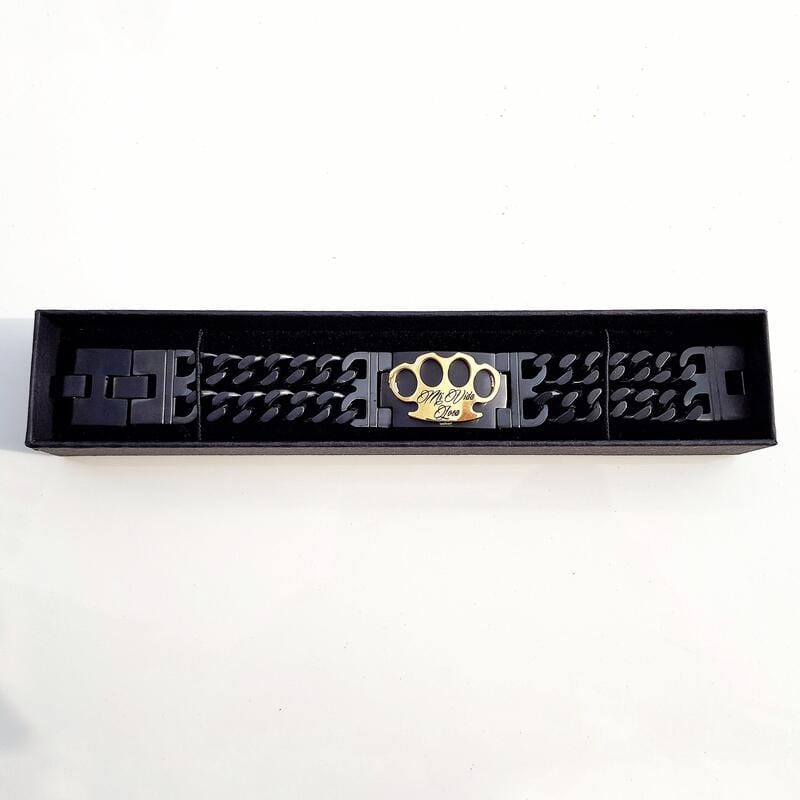 MVL Bracelet zwart/goud in de open lange zwarte box op witte achtergrond