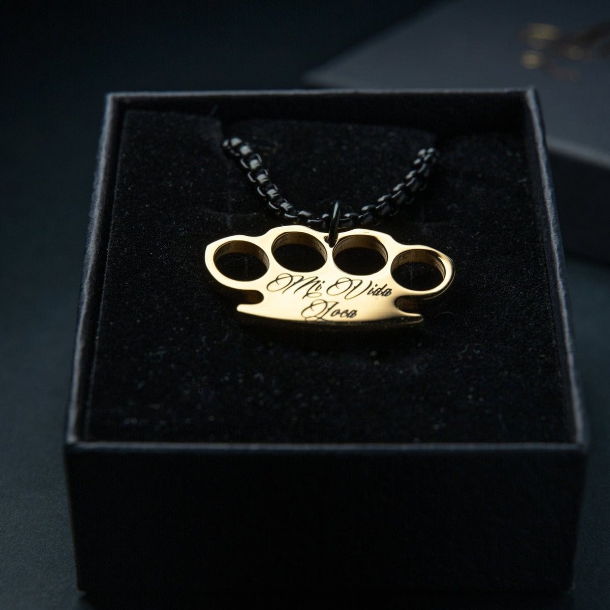Łańcuszek Mi Vida Loca Logo chain Black / Gold ze złotą zawieszką z logo MVL na czarnym łańcuszku w pudełku
