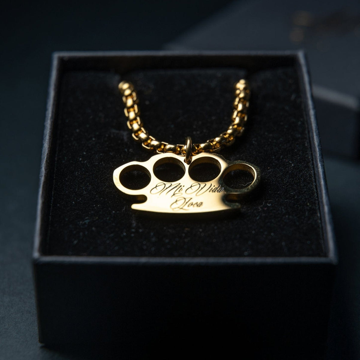 Mi Vida Loca MVL Logo ketting in goud met gouden MVL logo hanger met gravure, in de zwarte giftbox