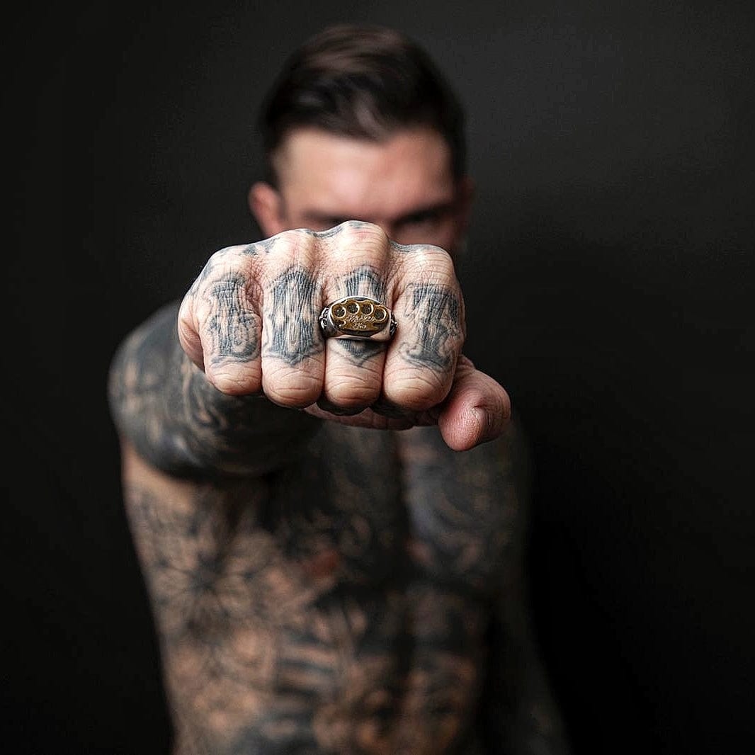 Model steekt vuist naar voren met de MVL Logo ring zilver aan de vinger