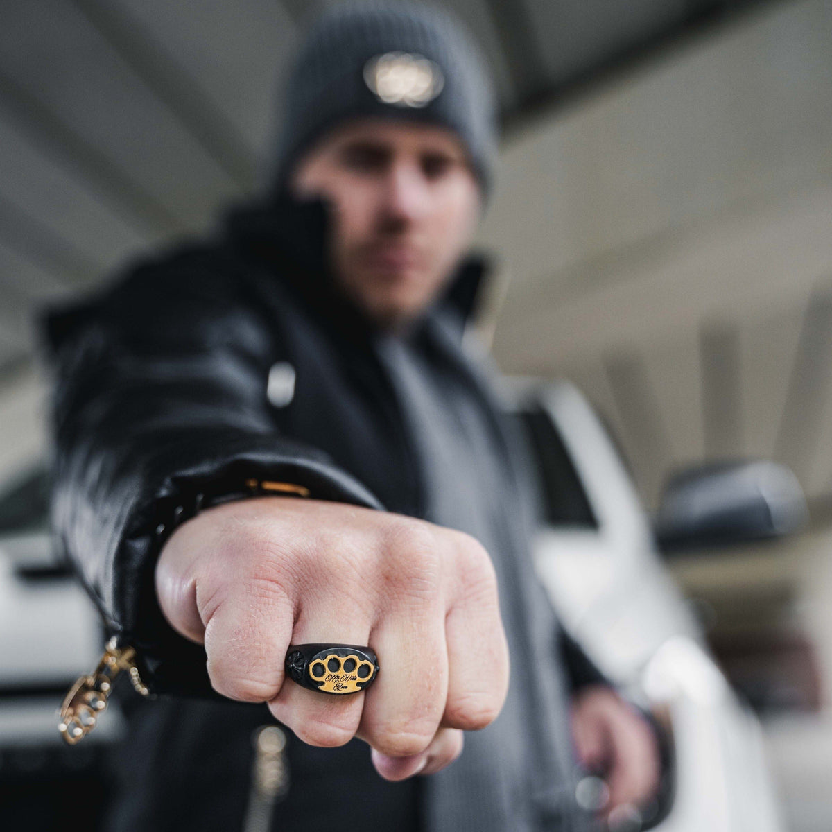 MVL logo ring zwart gedragen aan de vuist van een model richting de camera