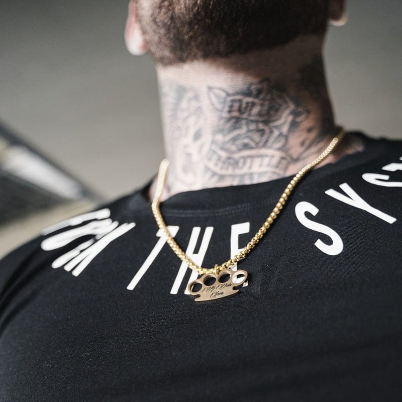Gouden MVL Logo ketting met hanger gedragen over een zwart T-shirt, gezien van achteren