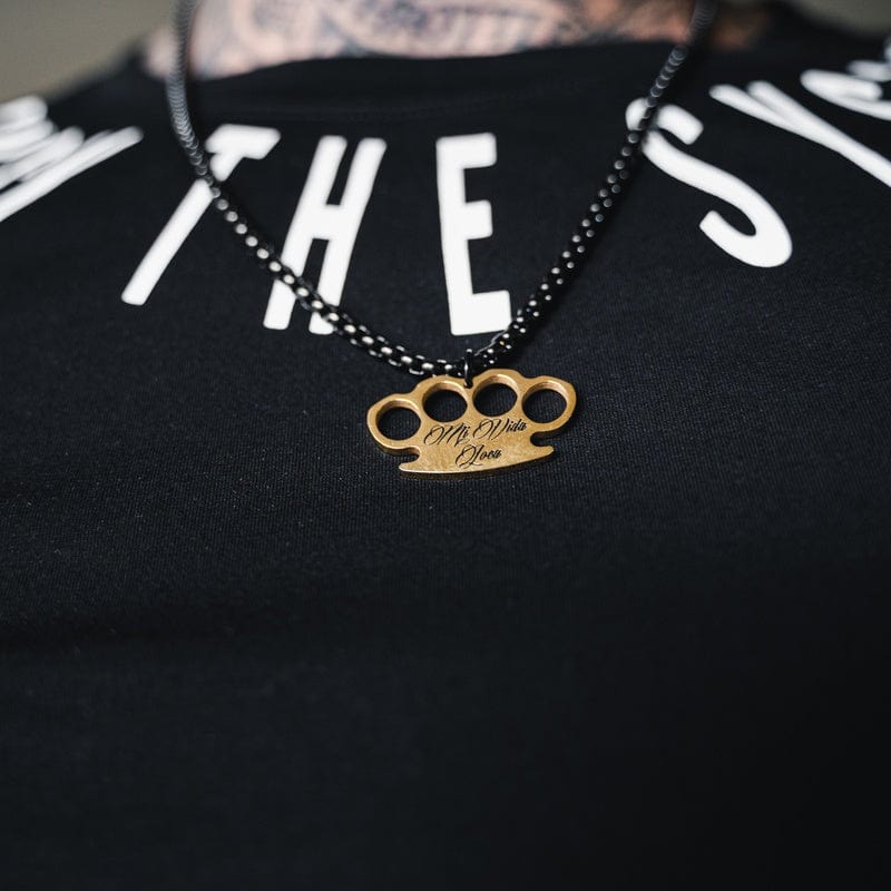 Czarny łańcuszek MVL Logo chain ze złotą zawieszką z logo MVL noszony na czarnej koszulce