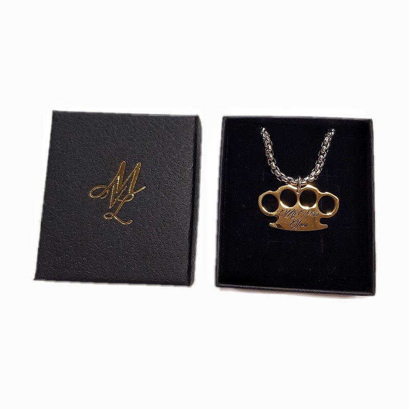 MVL Logo Kette mit goldenem MVL-Logo-Anhänger in Geschenkbox neben Deckel mit ML-Monogramm