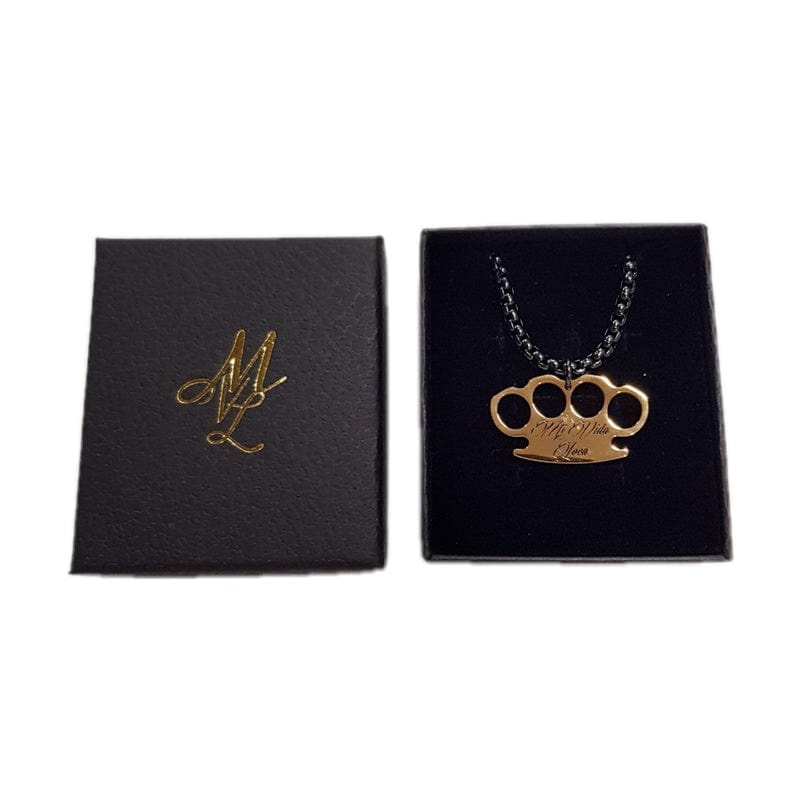 Łańcuszek MVL Logo chain Black / Gold w otwartym czarnym pudełku prezentowym obok wieczka z logo MVL