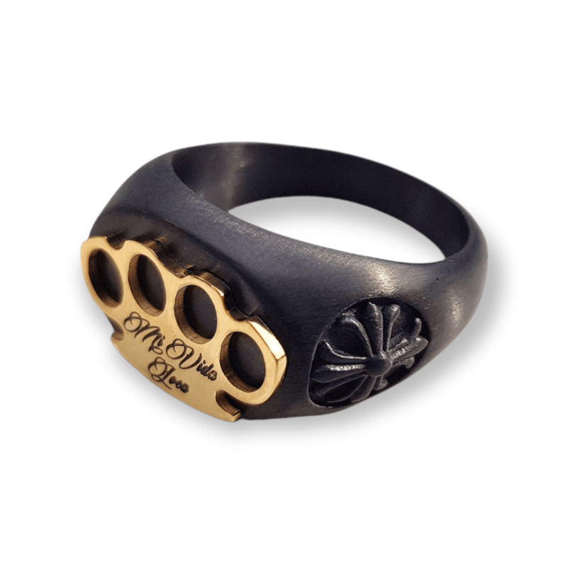 Mi Vida Loca logo ring zwart met gouden MVL logo en zijkant met kruis, schuin aanzicht