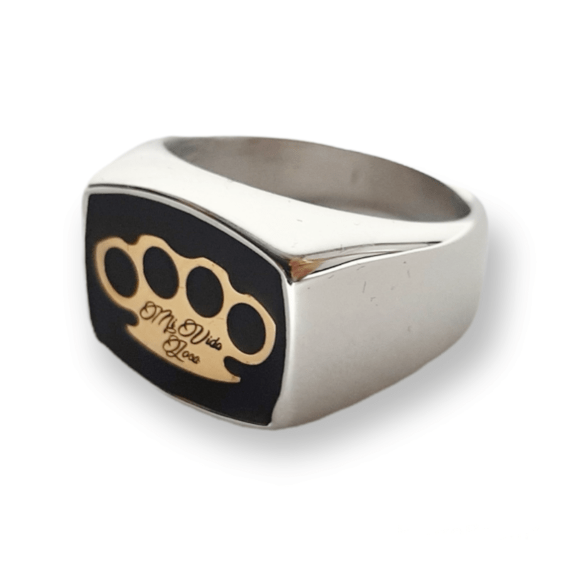 Anello con sigillo Mi Vida Loca MVL argento con placca nera e logo MVL dorato, vista frontale obliqua