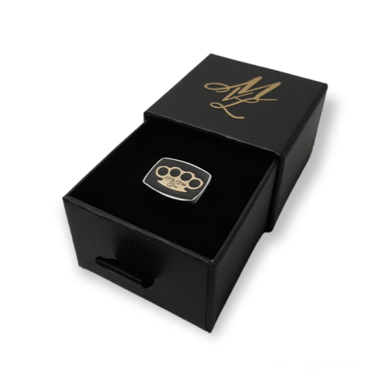 Anello con sigillo MVL argento in scatola nera aperta con monogramma ML dorato