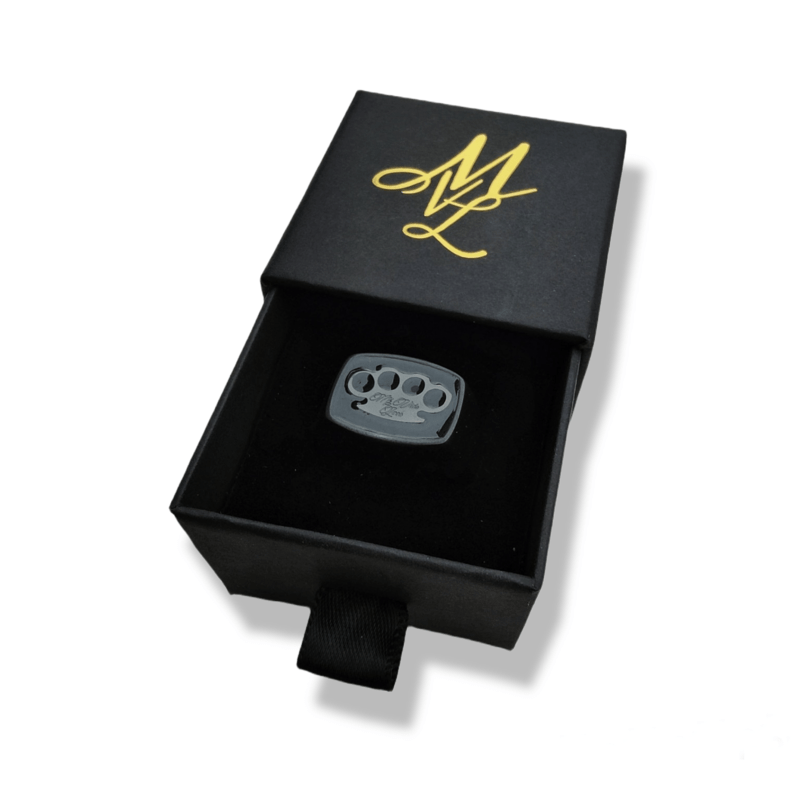 Anillo de sello MVL Black line negro en el estuche abierto con monograma MVL dorado
