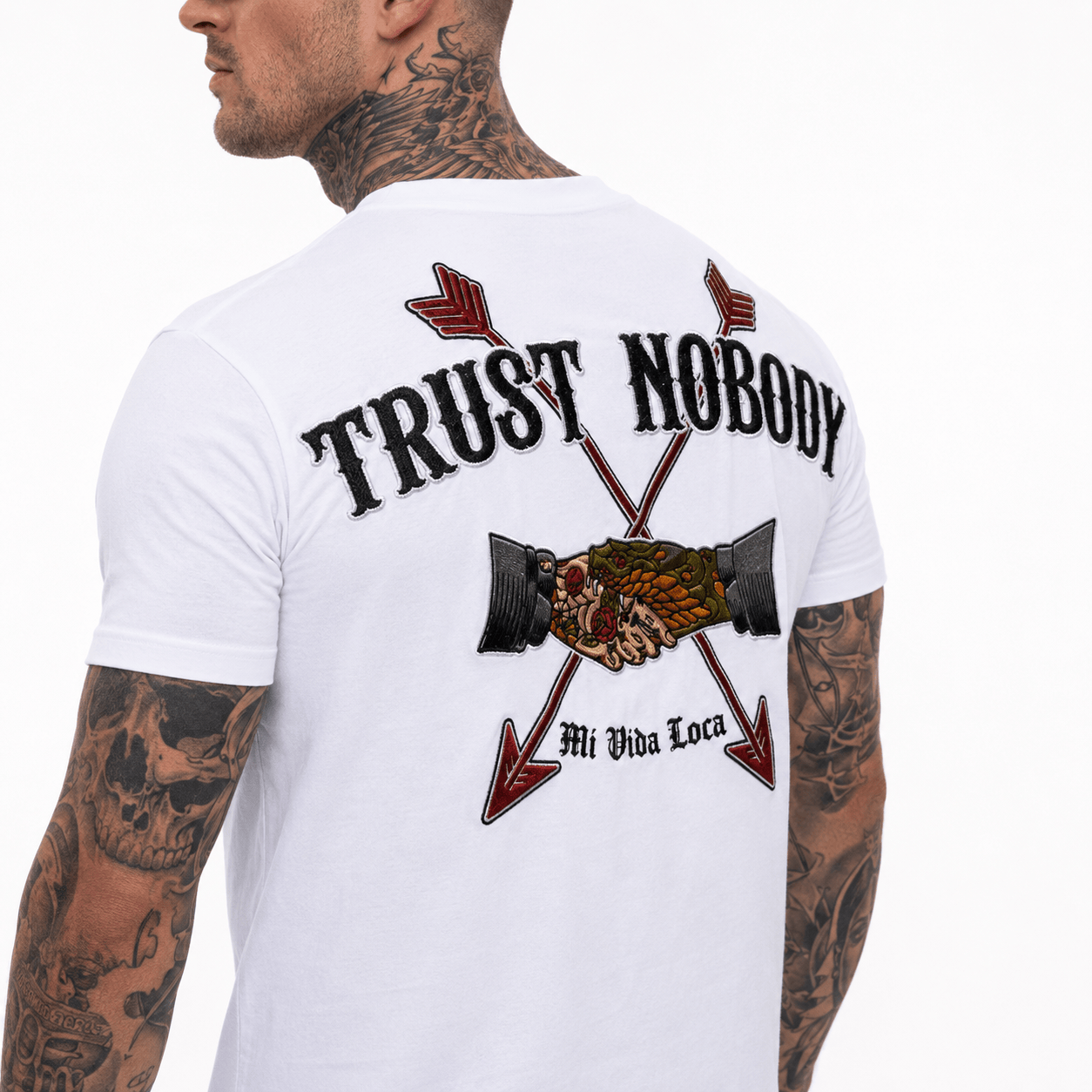 Футболка с вышивкой «Не доверяй никому», белая