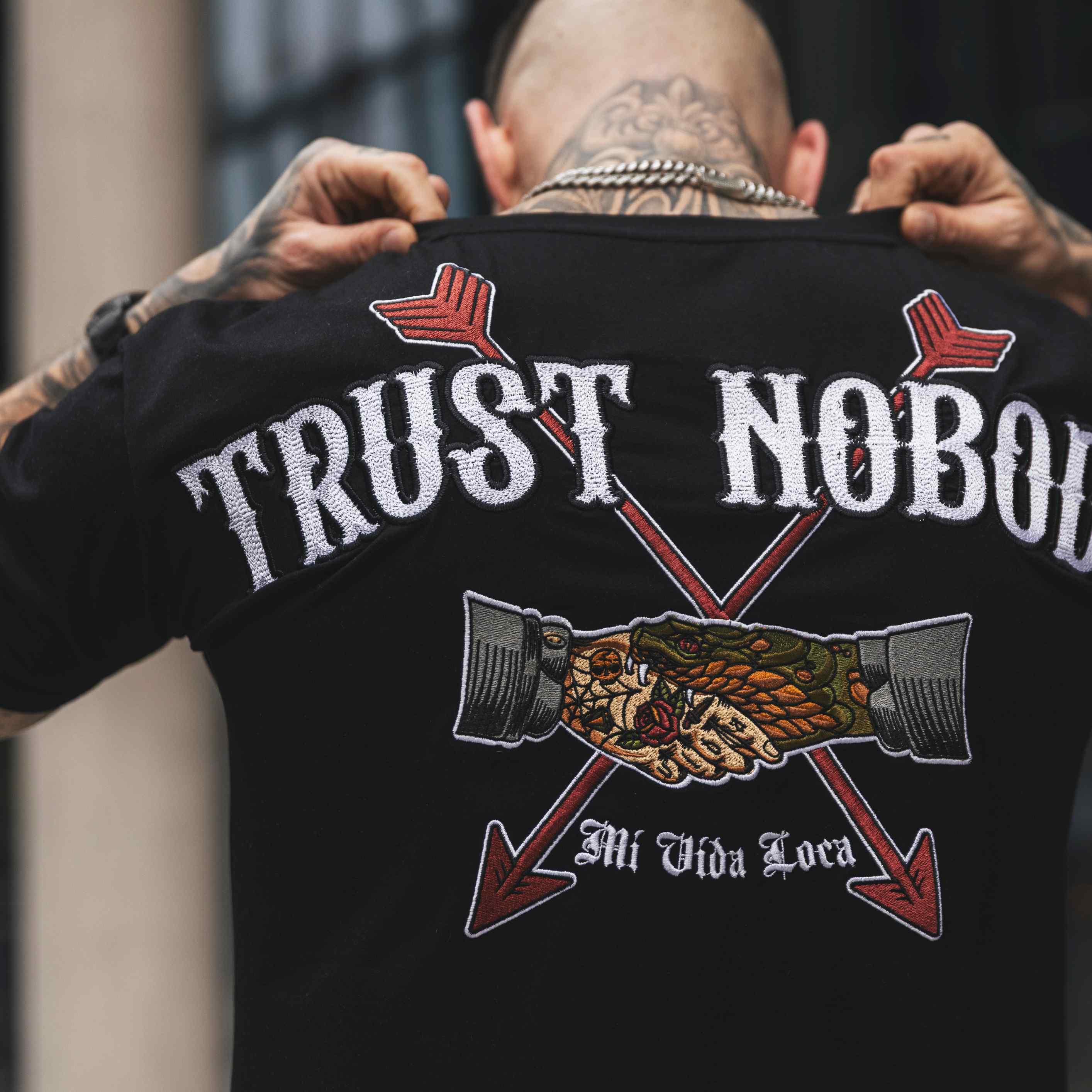 Trust nobody embroidery T-shirt black